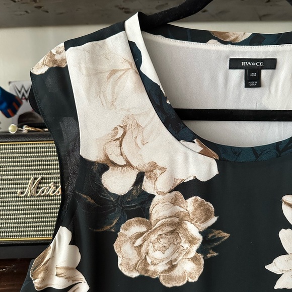 RW&CO - Silky Crepe Cap Sleeve Blouse - Picture 2 of 3